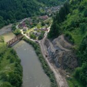 Розширення дороги у Костилівці: на Рахівщині завершують дробити скелю