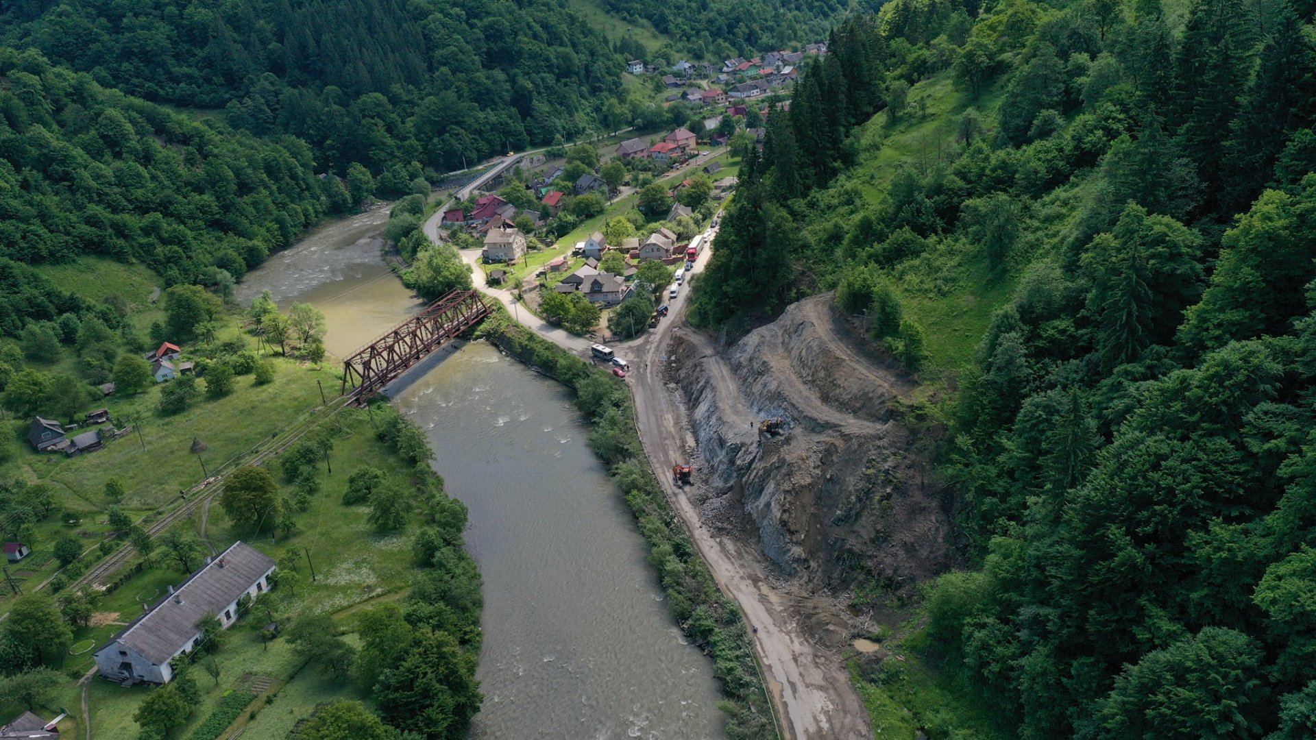 Розширення дороги у Костилівці: на Рахівщині завершують дробити скелю