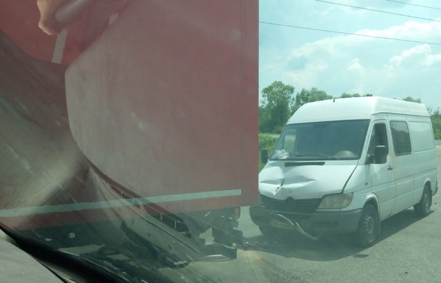 Аварія на Мукачівщині: мікроавтобус врізався у вантажівку