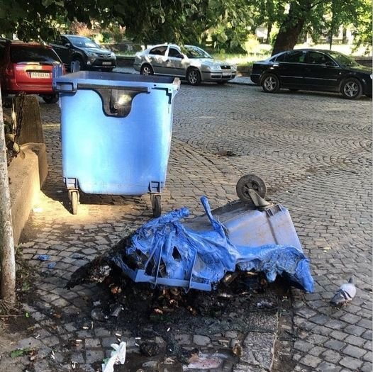 Вночі в одному із районів міста Ужгорода невідомі спалили бак для сміття