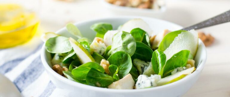 Види салатів з м’ясом та грушею: смачненькі поєднання в простих рецептах