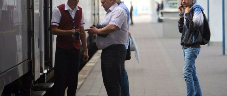 Поїзд УЗ відправився зі Львова, покинувши натовп пасажирів на вокзалі