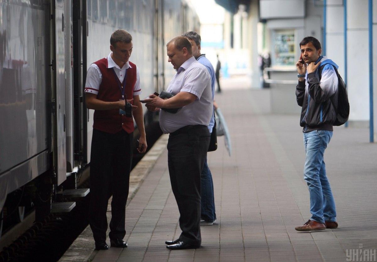 Поїзд УЗ відправився зі Львова, покинувши натовп пасажирів на вокзалі