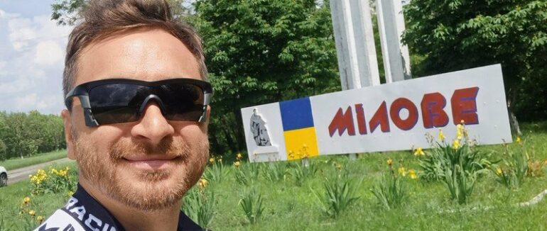 Відомий український співак їде на велосипеді до Чопа