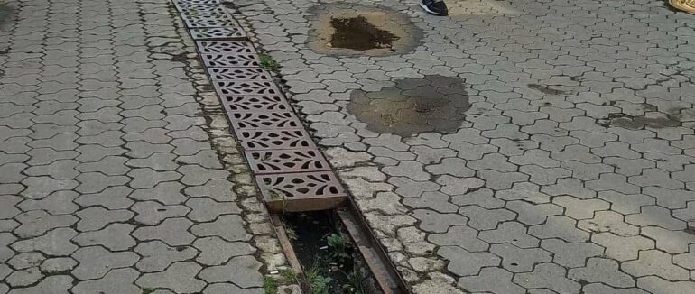 В Ужгороді масово крадуть металеві решітки вуличної зливової мережі