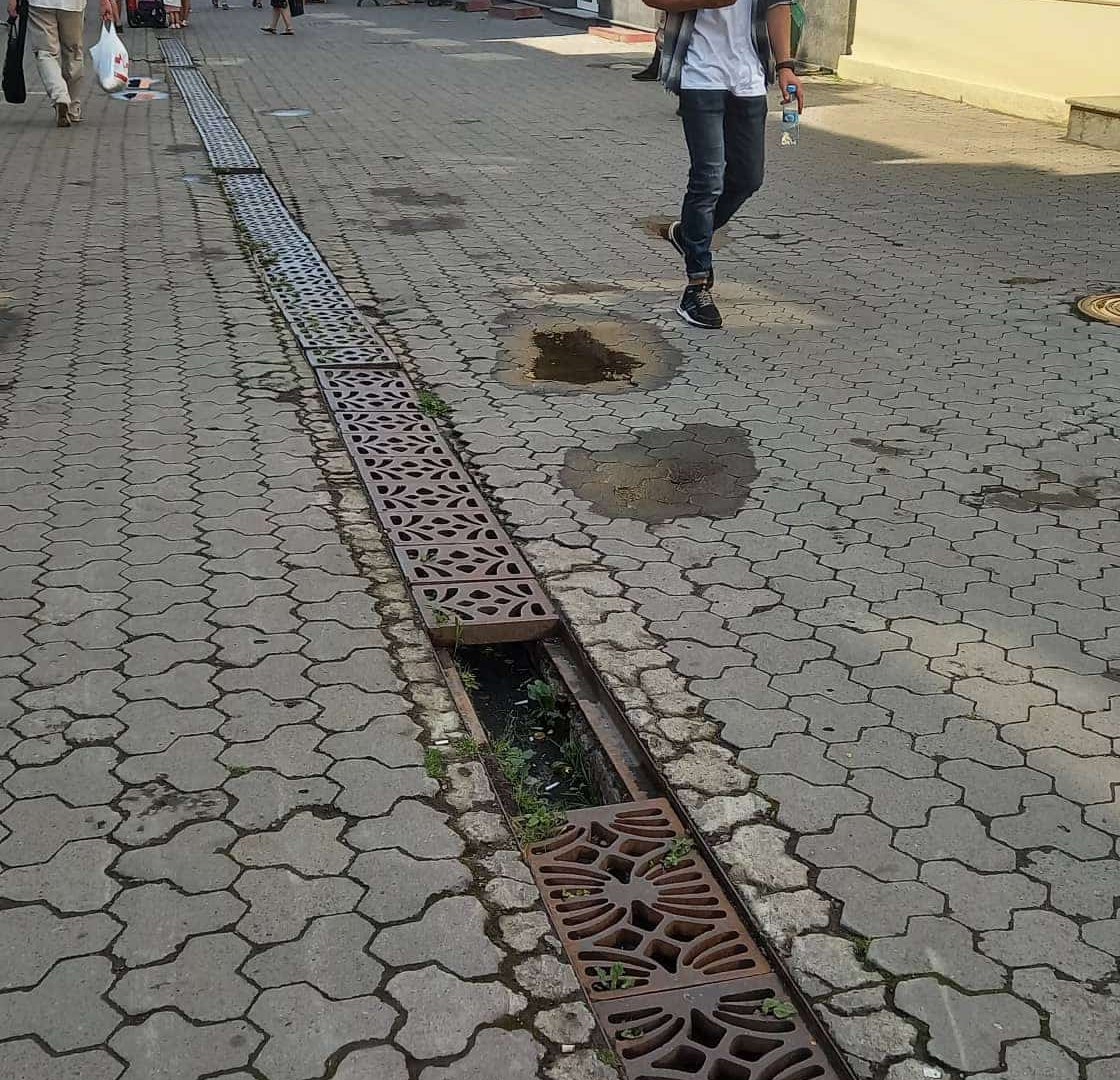 В Ужгороді масово крадуть металеві решітки вуличної зливової мережі