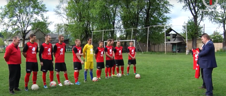 Спортивне оновлення: футбольна команда Ясіня отримала нову форму (ФОТО; ВІДЕО)