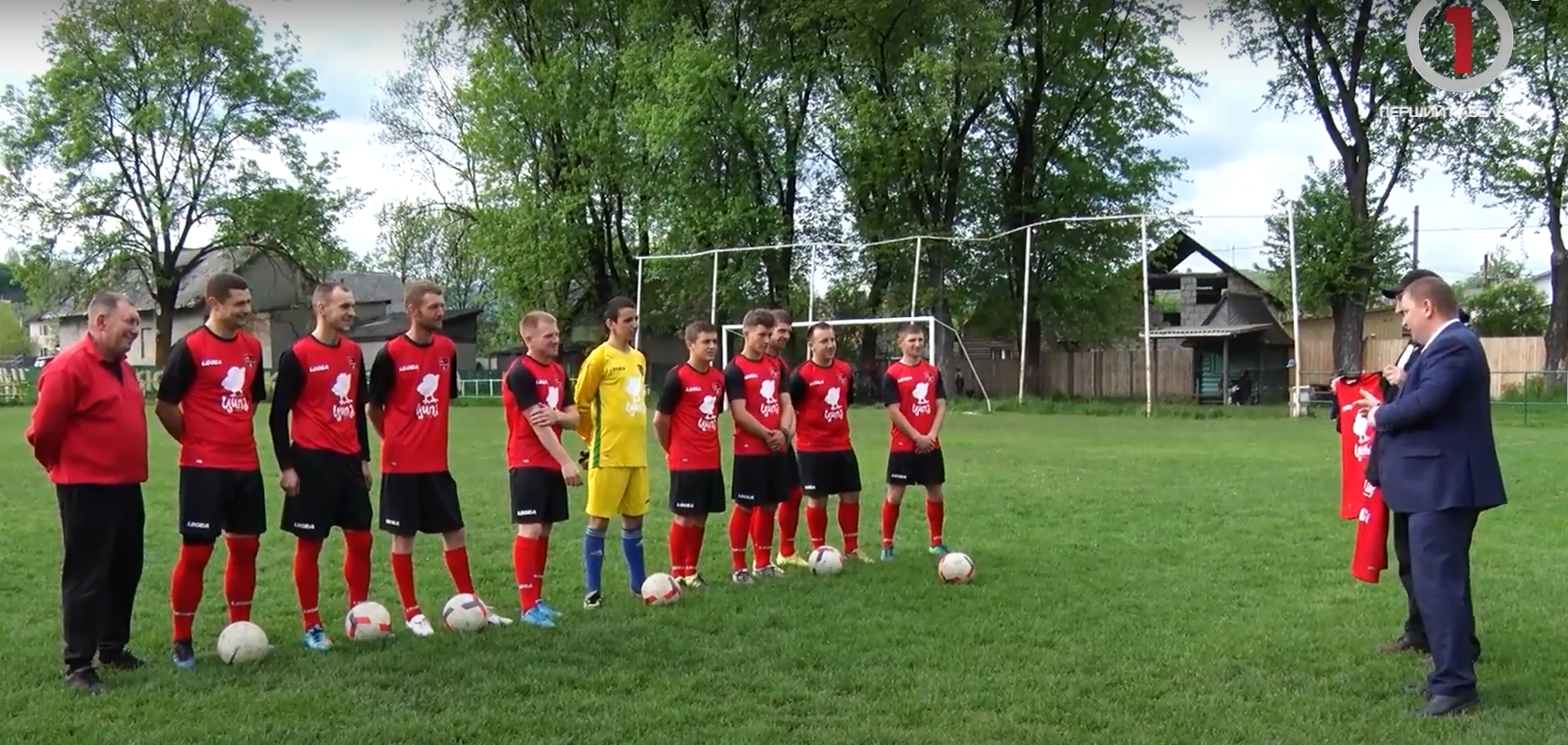 Спортивне оновлення: футбольна команда Ясіня отримала нову форму (ФОТО; ВІДЕО)