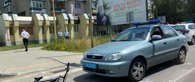 ДТП в Ужгороді: на пішохідному переході поліцейські збили дитину-велосипедиста
