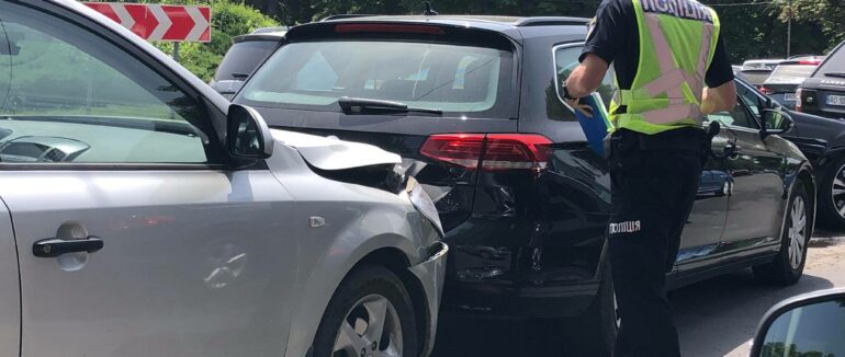 ДТП в Ужгороді: на кільці водій врізався в авто, яке їхало попереду