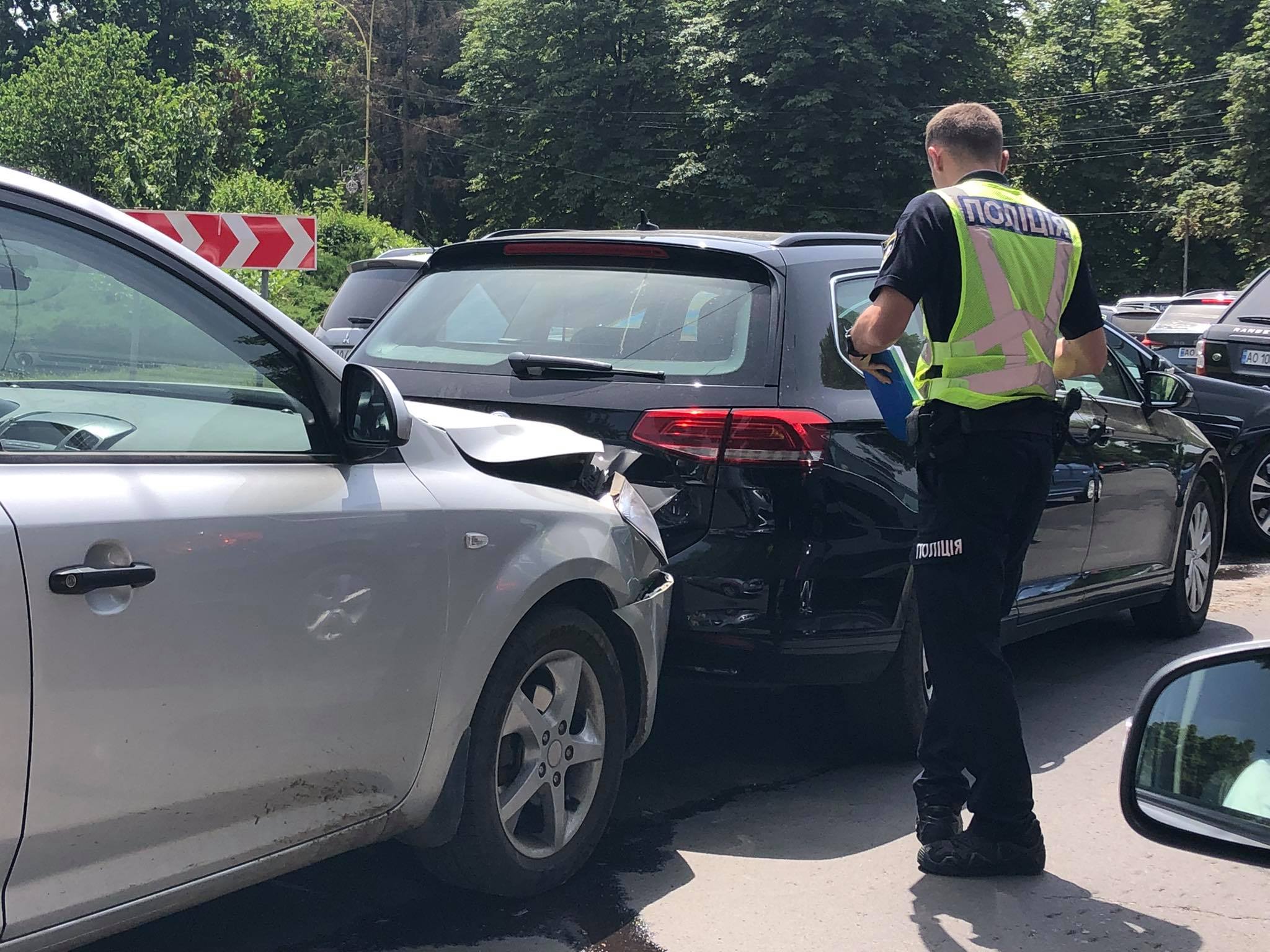 ДТП в Ужгороді: на кільці водій врізався в авто, яке їхало попереду