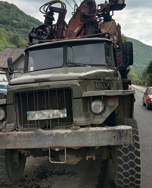 Вантажівка з сумнівною деревиною: у Рахові поліцейські затримали водія