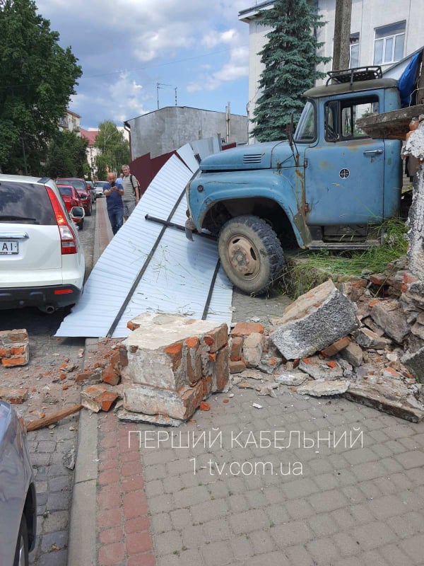 Аварія у центрі Мукачева: вантажівка знесла огорожу