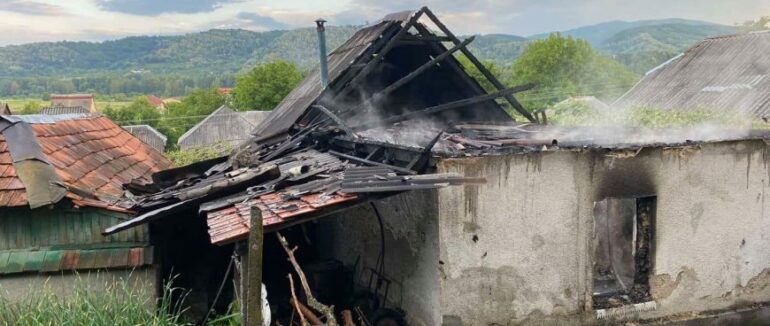Смертельна пожежа на Хустщині: закарпатець загинув у власному палаючому будинку