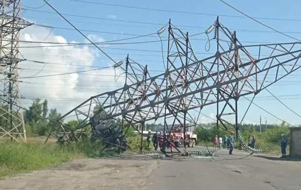 Масштабна аварія: внаслідок аварії з шести автомобілів знесено опору ЛЕП