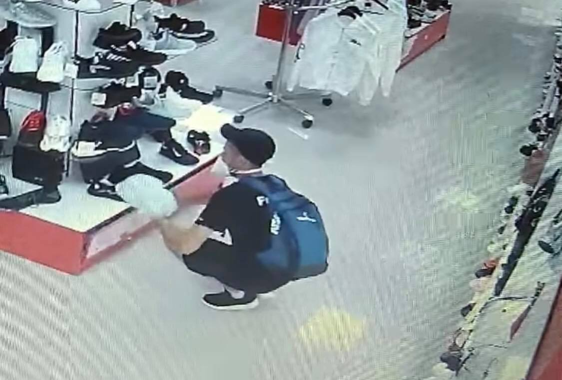 Прийшов, побачив і забрав: в Ужгороді молодик викрав з магазину дороге взуття