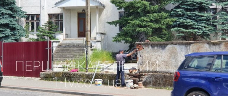 У центрі Мукачева триває ремонт огорожі, яку пошкодили під час ДТП