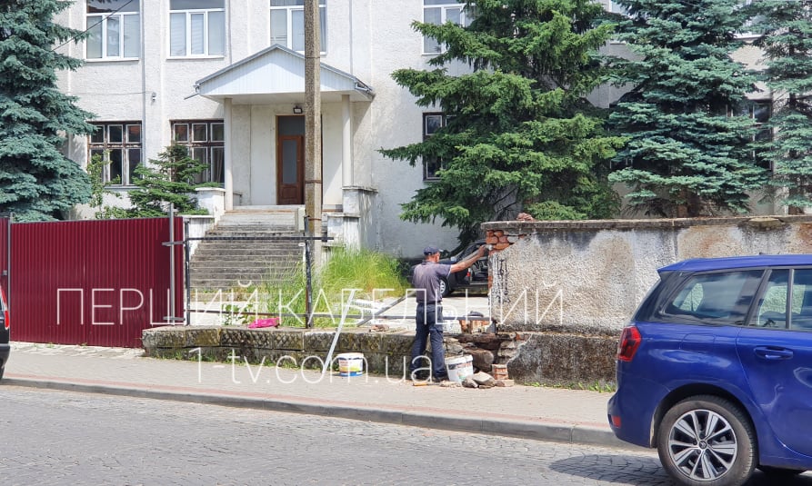 У центрі Мукачева триває ремонт огорожі, яку пошкодили під час ДТП