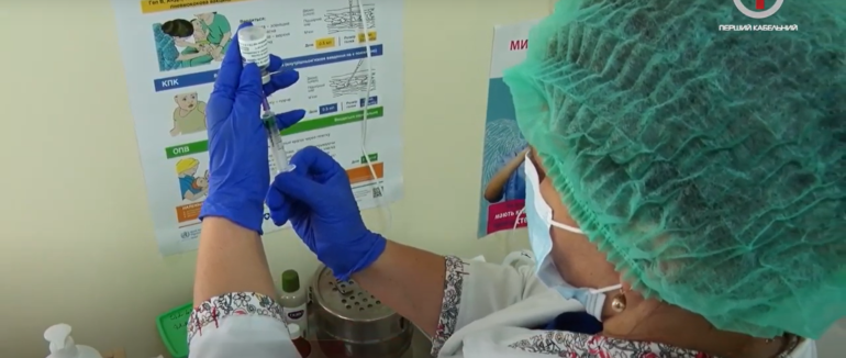 Ревакцинація та ковідний сертифікат: тячівці почали отримувати другу дозу ін’єкції від коронавірусу (ФОТО; ВІДЕО)