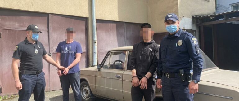 У Мукачеві поліцейські оперативно затримали двох зловмисників, які причетні до крадіжки з місцевого заводу