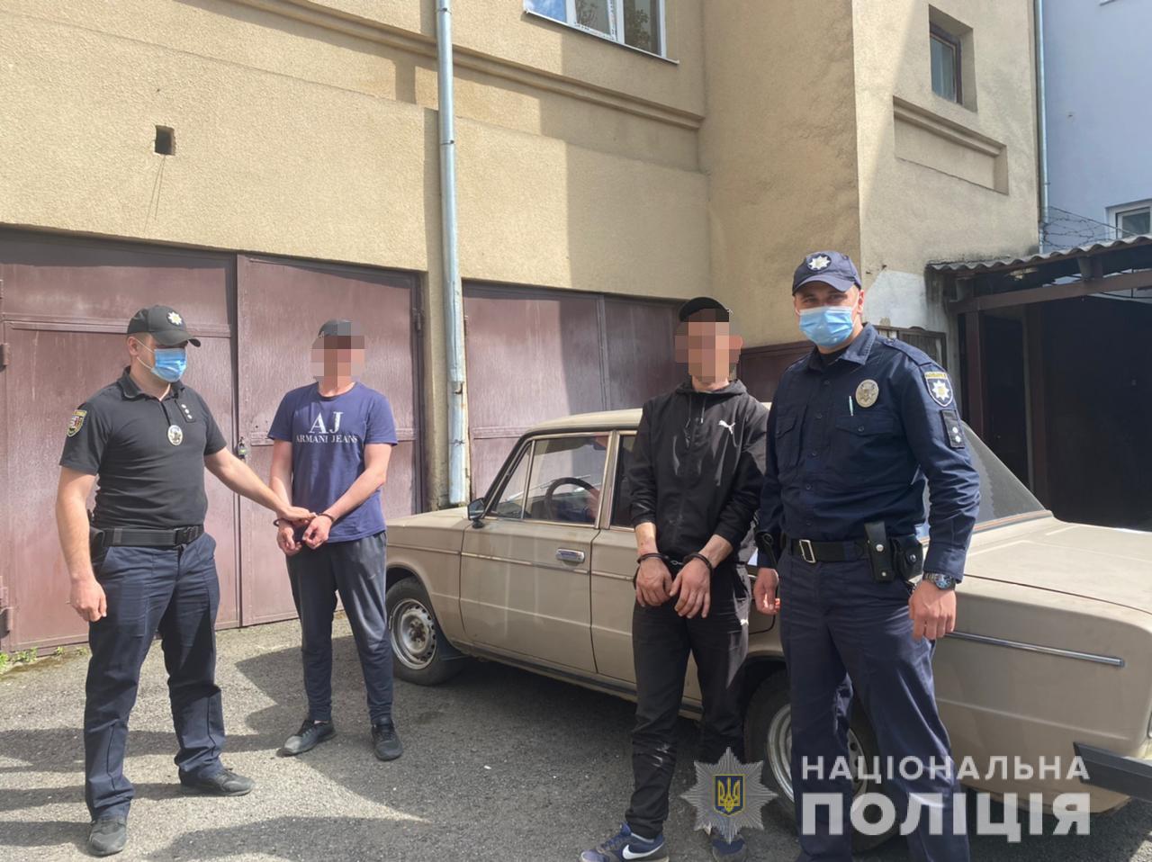 У Мукачеві поліцейські оперативно затримали двох зловмисників, які причетні до крадіжки з місцевого заводу