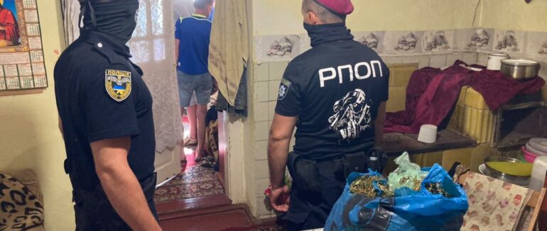 На Закарпатті поліція на гарячому затримали наркоторговця та викрила трьох його подільників