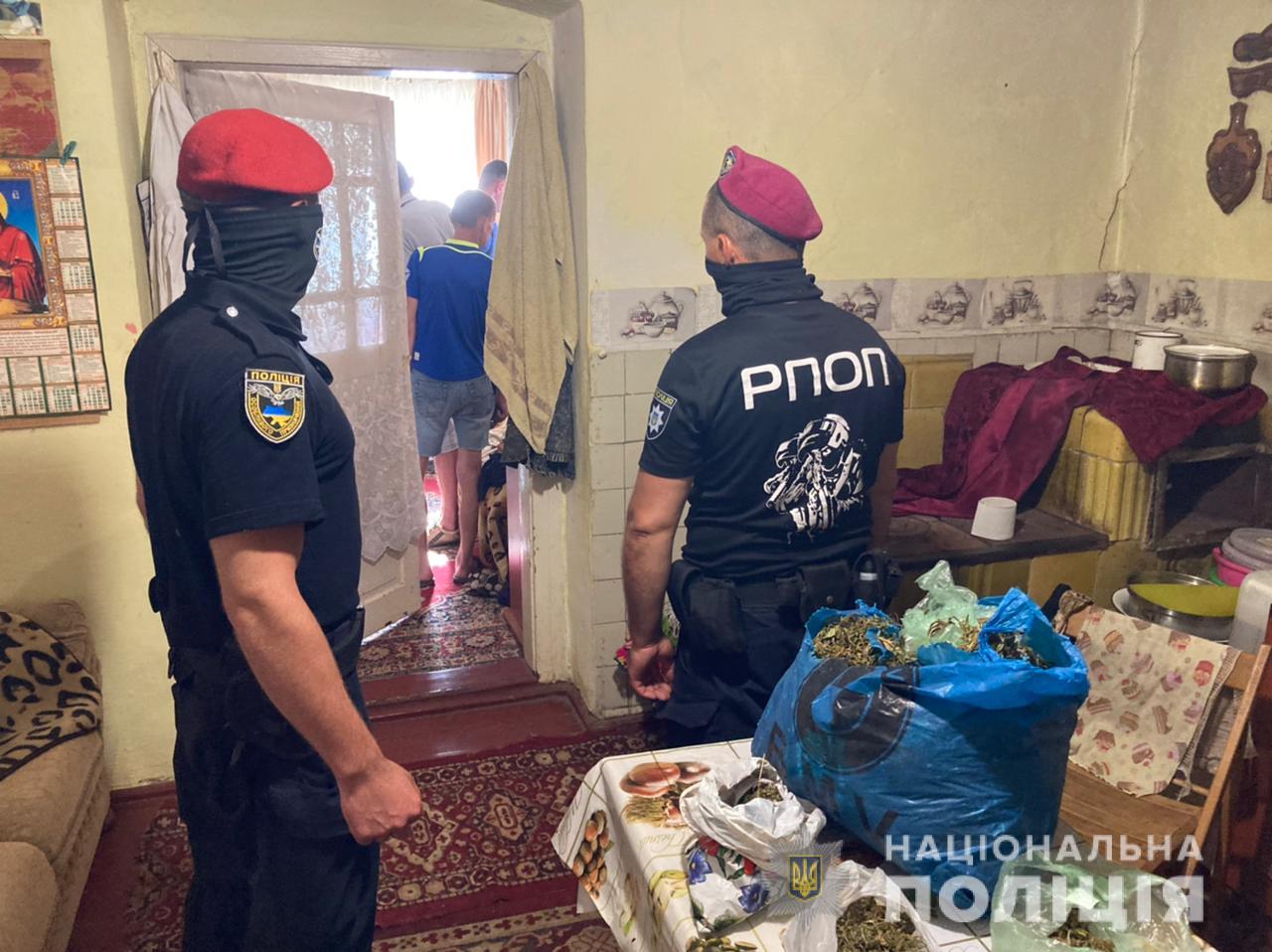 На Закарпатті поліція на гарячому затримали наркоторговця та викрила трьох його подільників