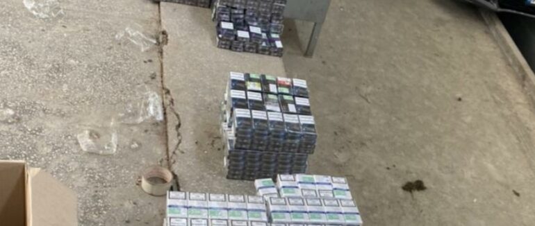 Майже 2 тисячі пачок сигарет: на Закарпатті прикордонники виявили у легковику партію контрабандного тютюну