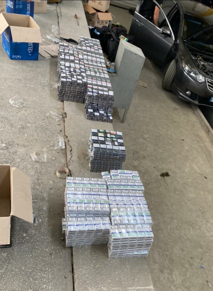 Майже 2 тисячі пачок сигарет: на Закарпатті прикордонники виявили у легковику партію контрабандного тютюну