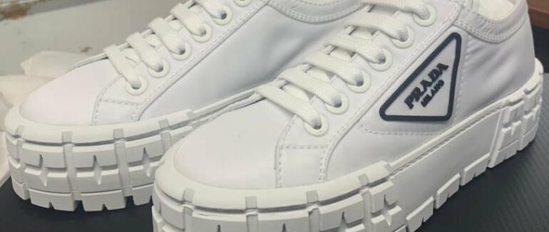 Брендові речі з Італії: на Закарпатті митники виявили у перевізника повно речей відомих світових марок