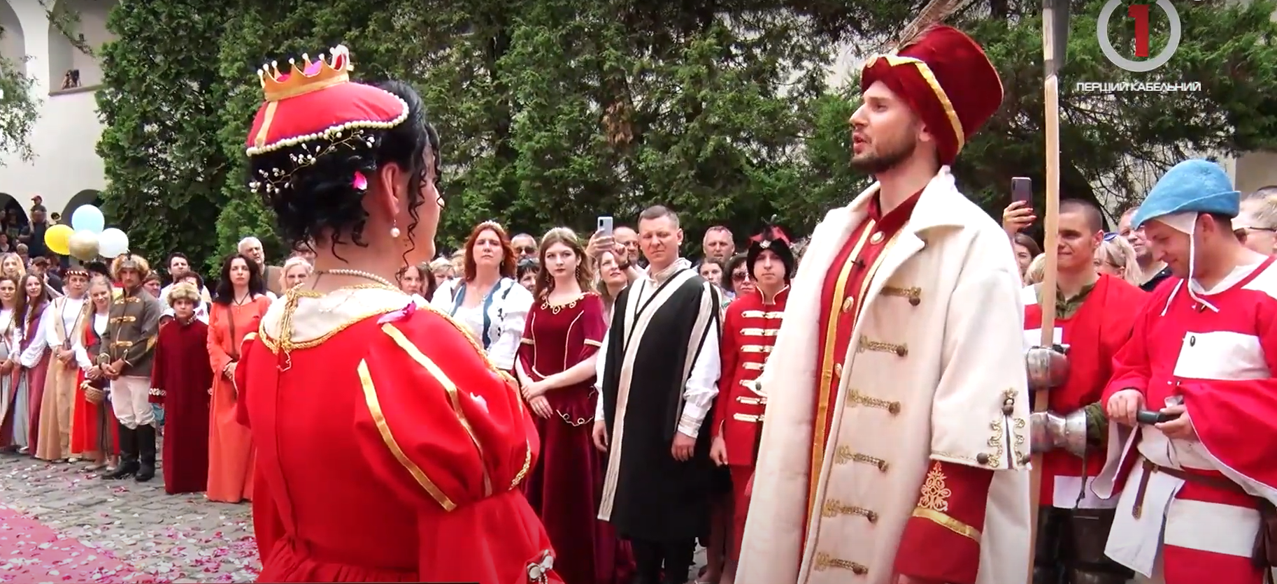 Традиційна реконструкція весілля: у Мукачеві вчергове одружилися Ілона Зріні та Імре Текелі (ВІДЕО)