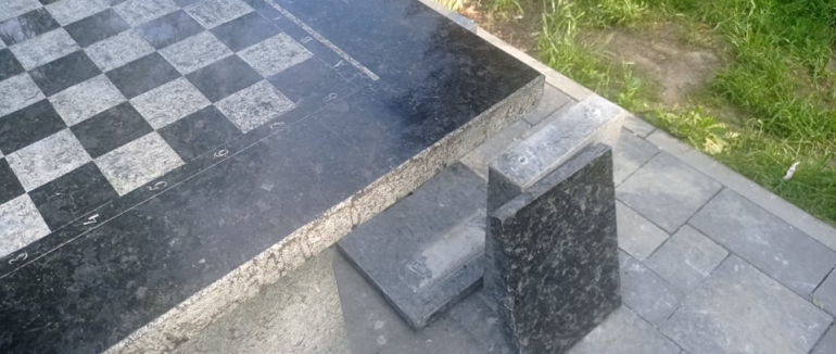 Черговий вандалізм у Мукачеві: в парку Кузьменка зруйнували шахову локацію