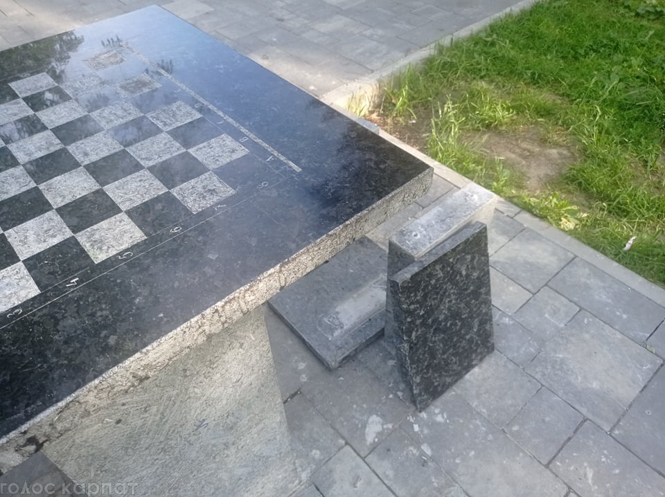 Черговий вандалізм у Мукачеві: в парку Кузьменка зруйнували шахову локацію
