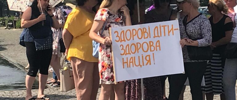Мітинг під стінами Закарпатської ОДА: люди не згідні із закриттям Великоберезнянської школи-інтернату