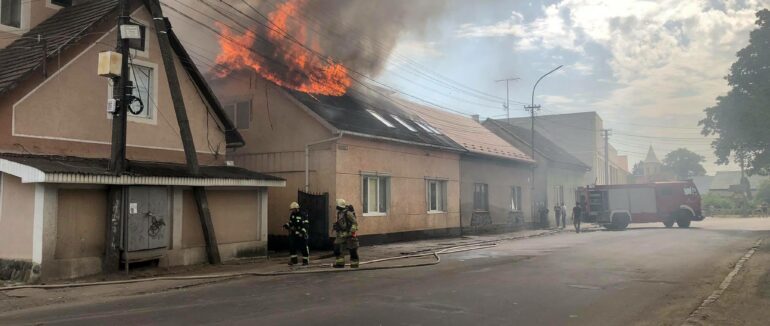 Пожежа у мікрорайоні Паланок в Мукачеві – ПРЯМИЙ ЕФІР
