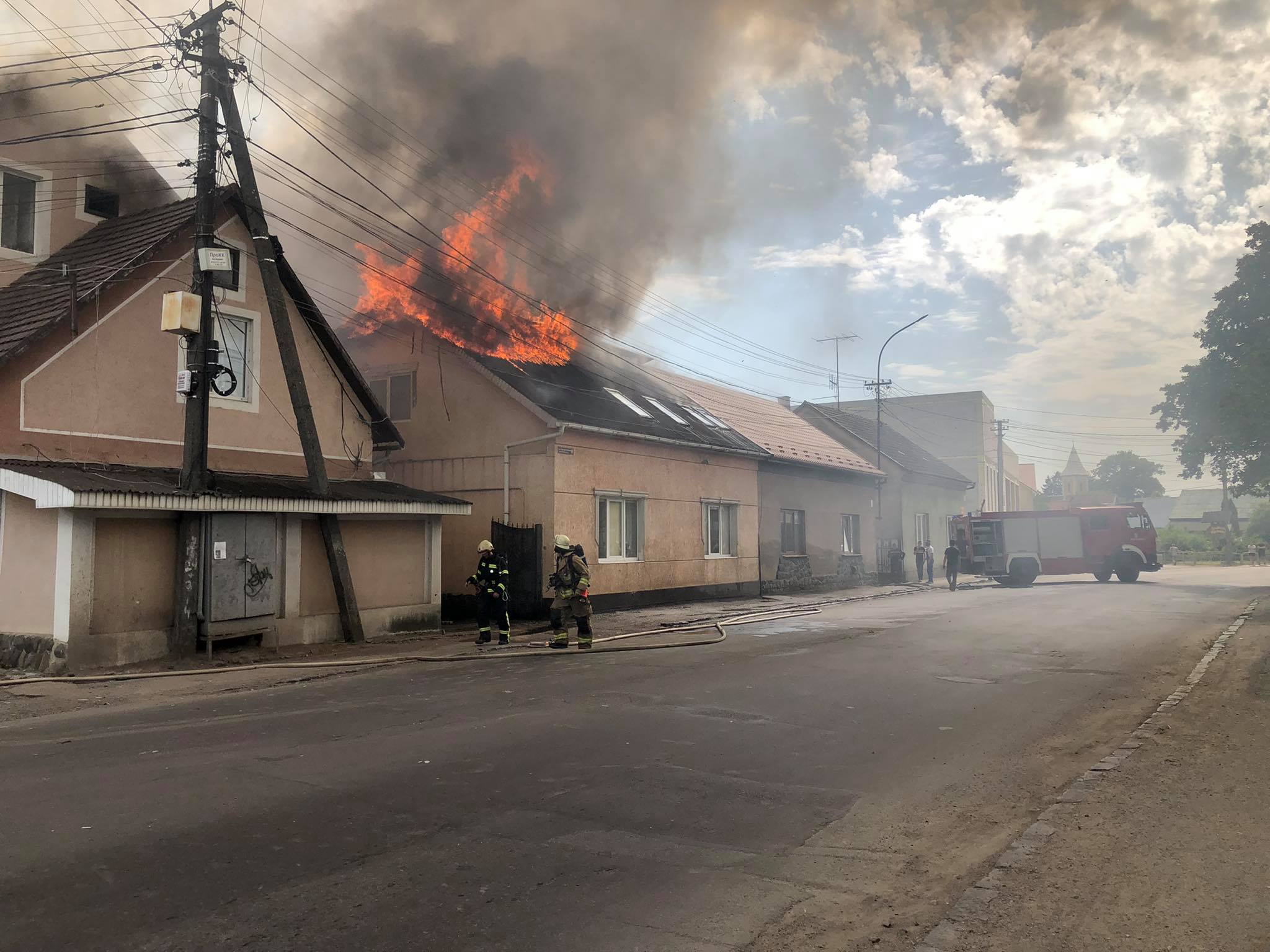 Пожежа в Мукачеві: димить будинок у мікрорайоні «Паланок» (ФОТО; ВІДЕО)