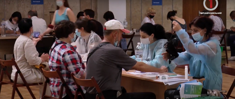 В Ужгороді розпочав роботу центр масової вакцинації проти COVID-19 (ФОТО; ВІДЕО)