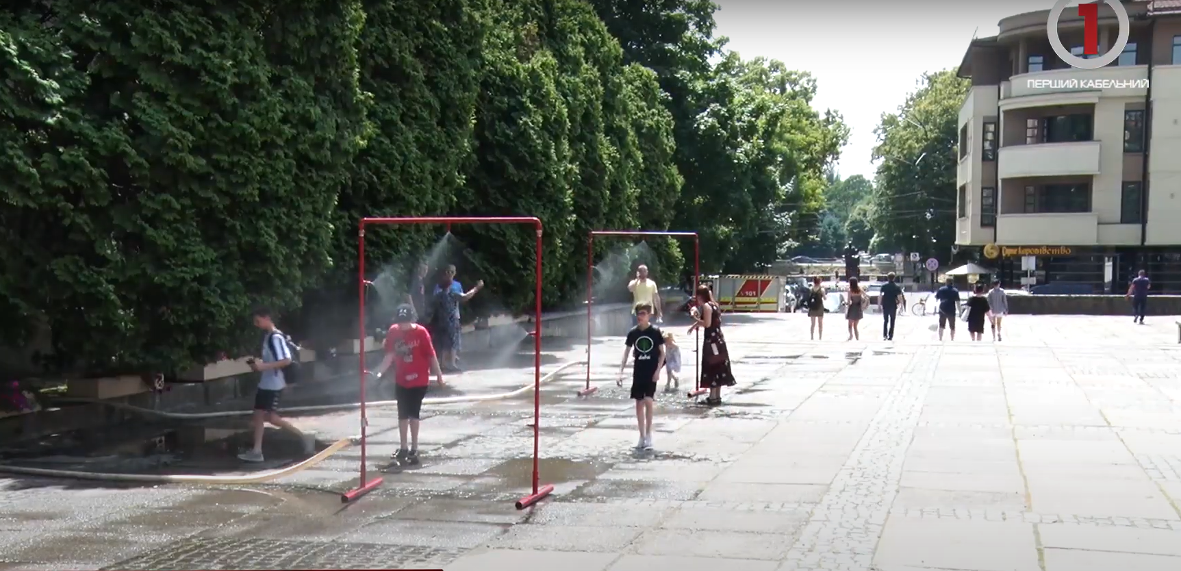 Порятунок від спеки: на площі Поштовій в Ужгороді встановили охолоджуючу рамку (ВІДЕО)