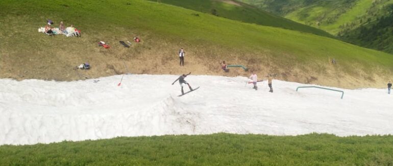 Зимовий сезон продовжується: на закарпатських горах досі катаються на сноубордах