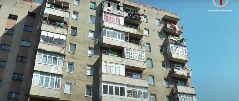 Аварійний дах: ужгородці скаржаться на проблемну покрівлю у багатоповерхівці (ФОТО; ВІДЕО)