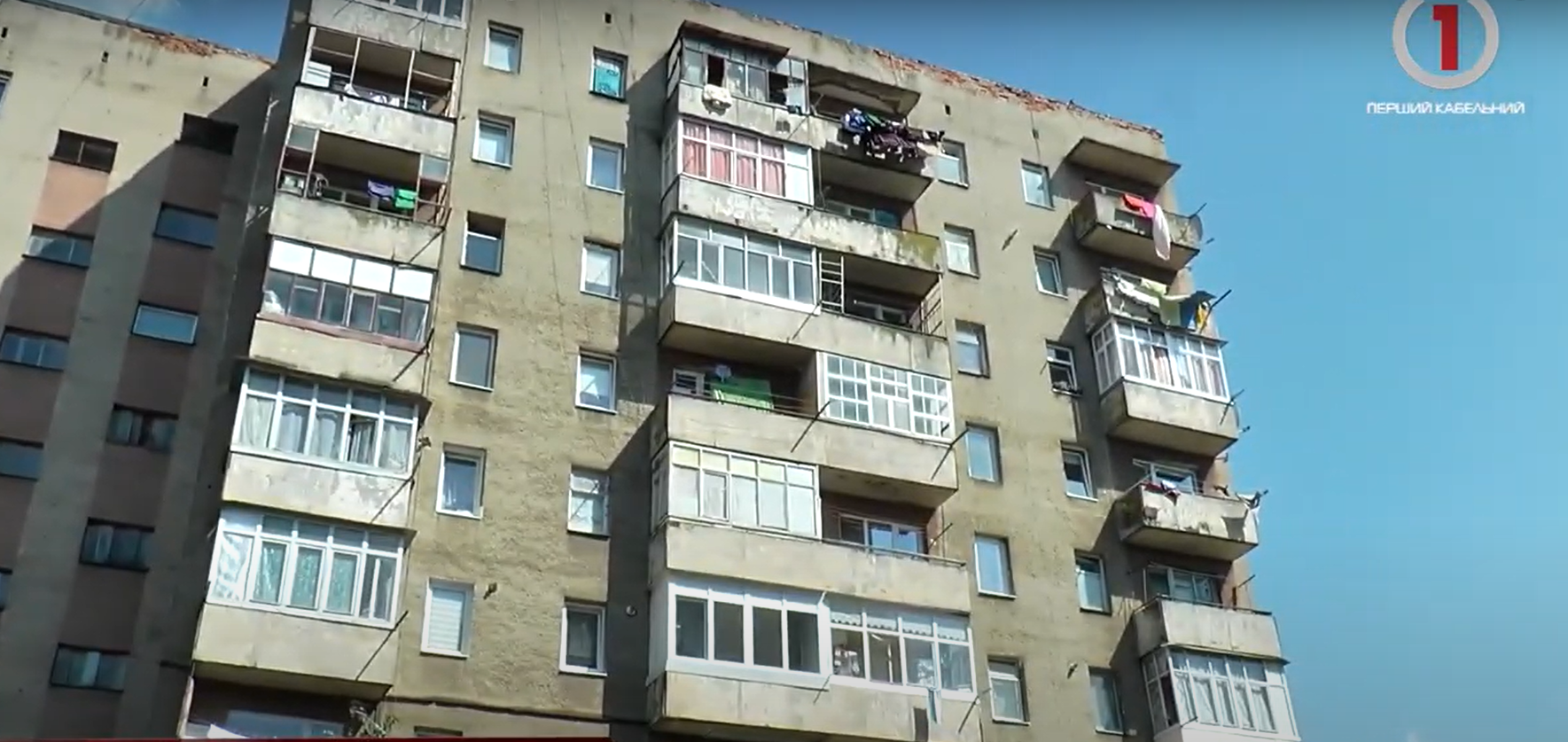 Аварійний дах: ужгородці скаржаться на проблемну покрівлю у багатоповерхівці (ФОТО; ВІДЕО)