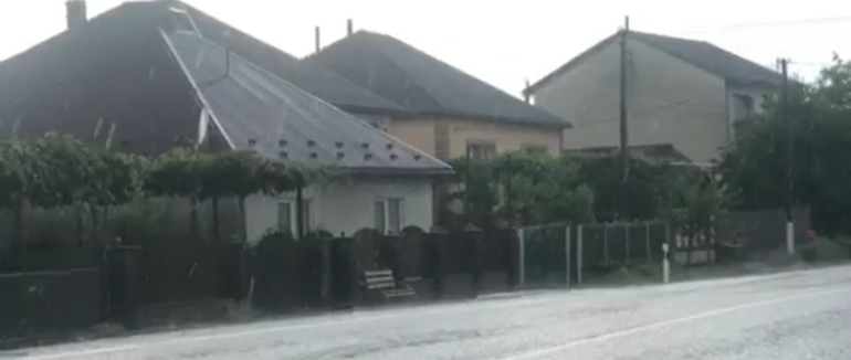 Негода на Берегівщині: у Широкому випав град (ВІДЕО)