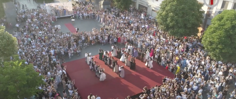 690 юнаків і дівчат: у Мукачеві відбувся традиційний масштабний парад випускників (ФОТО; ВІДЕО)