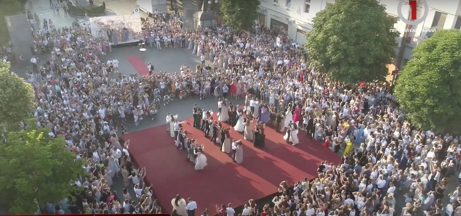 690 юнаків і дівчат: у Мукачеві відбувся традиційний масштабний парад випускників (ФОТО; ВІДЕО)