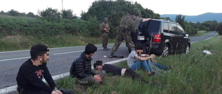 Закарпатські прикордонники затримали українського провідника із 8 нелегалами