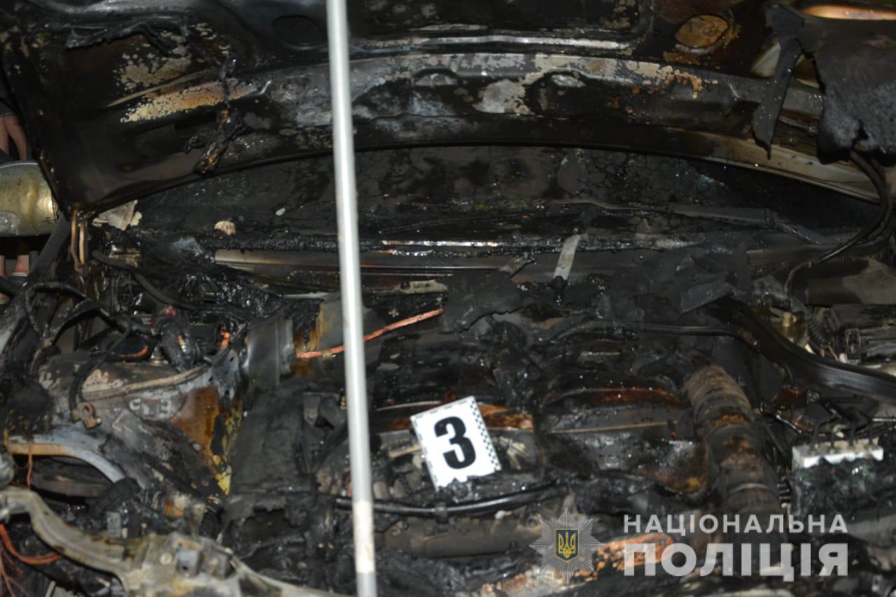 На Закарпатті чоловік умисно підпалив авто своєї колишньої дружини