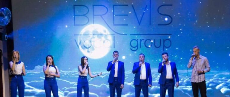 У центрі міста Мукачева відомий вокальний гурт привітав з Днем народження місцеву жительку