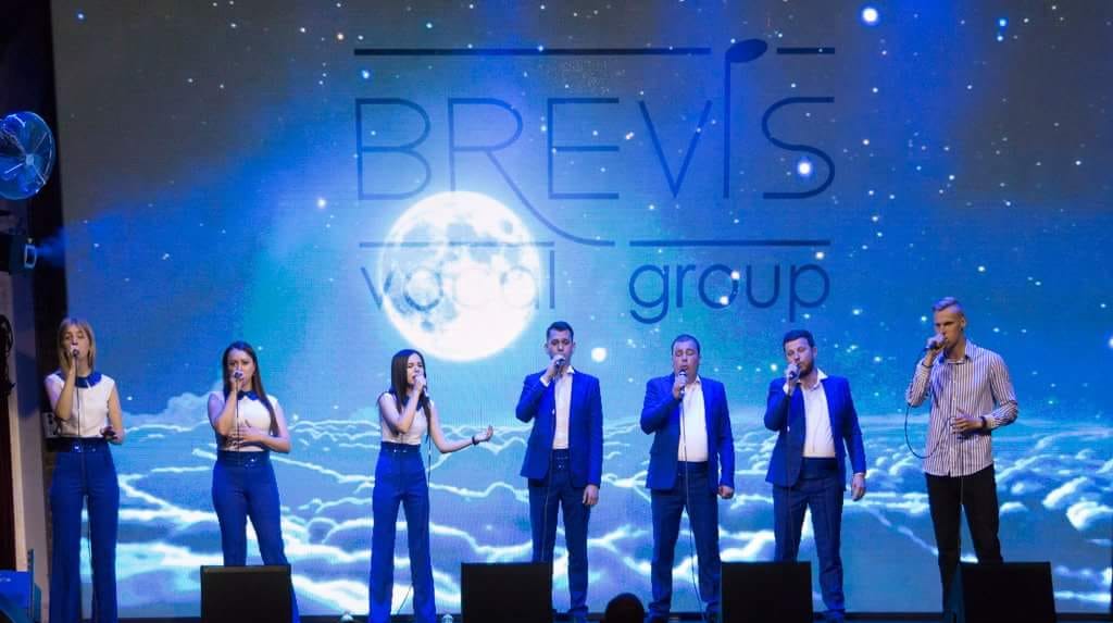 У центрі міста Мукачева відомий вокальний гурт привітав з Днем народження місцеву жительку