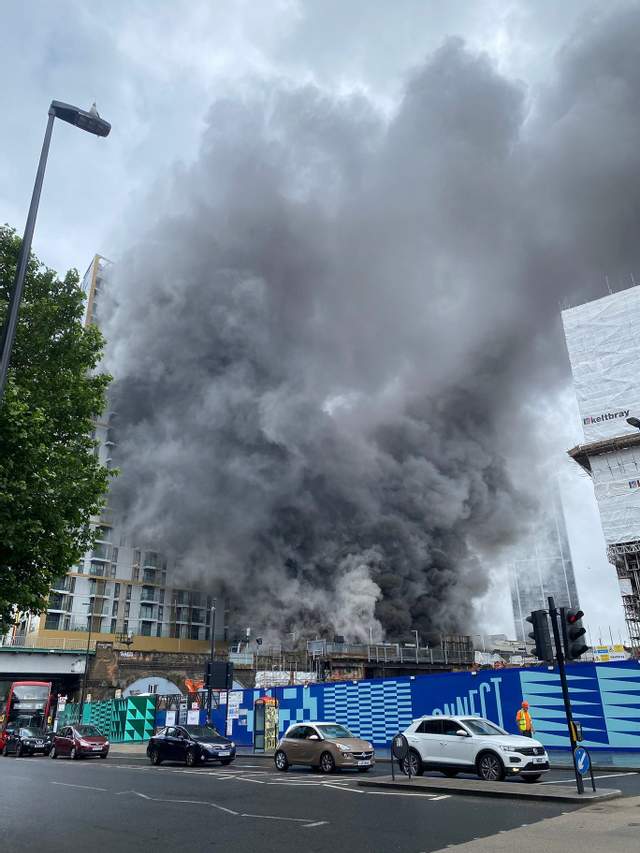 Лондон, центр міста, потужний вибух, пожежники