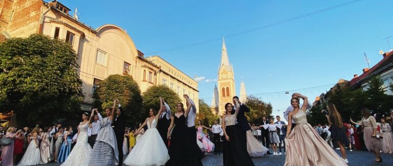 В Мукачеві випускний вальс танцюватиме рекордна кількість пар